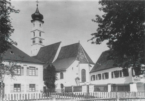 Kirche mit Pfarrhof und Forstamt